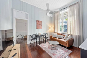 The Lounge! 2 Bed/1 Bath/1 Car ~ New Farm